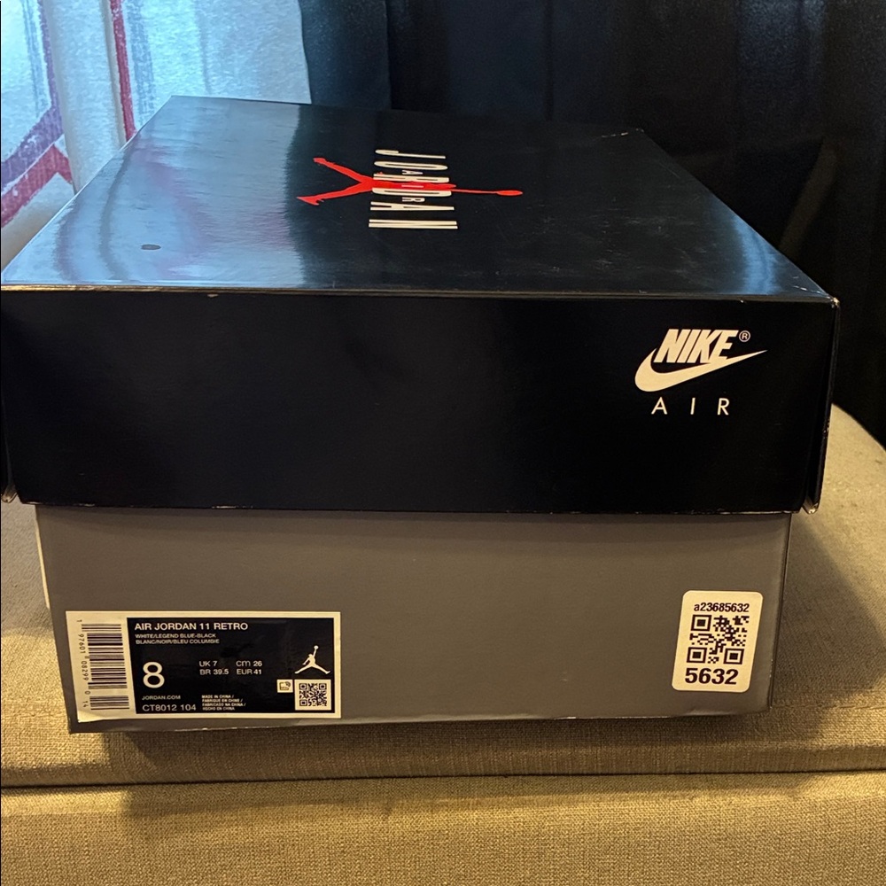 Jordan Athletic Shoes White and Blue - Picture 6 of 15
